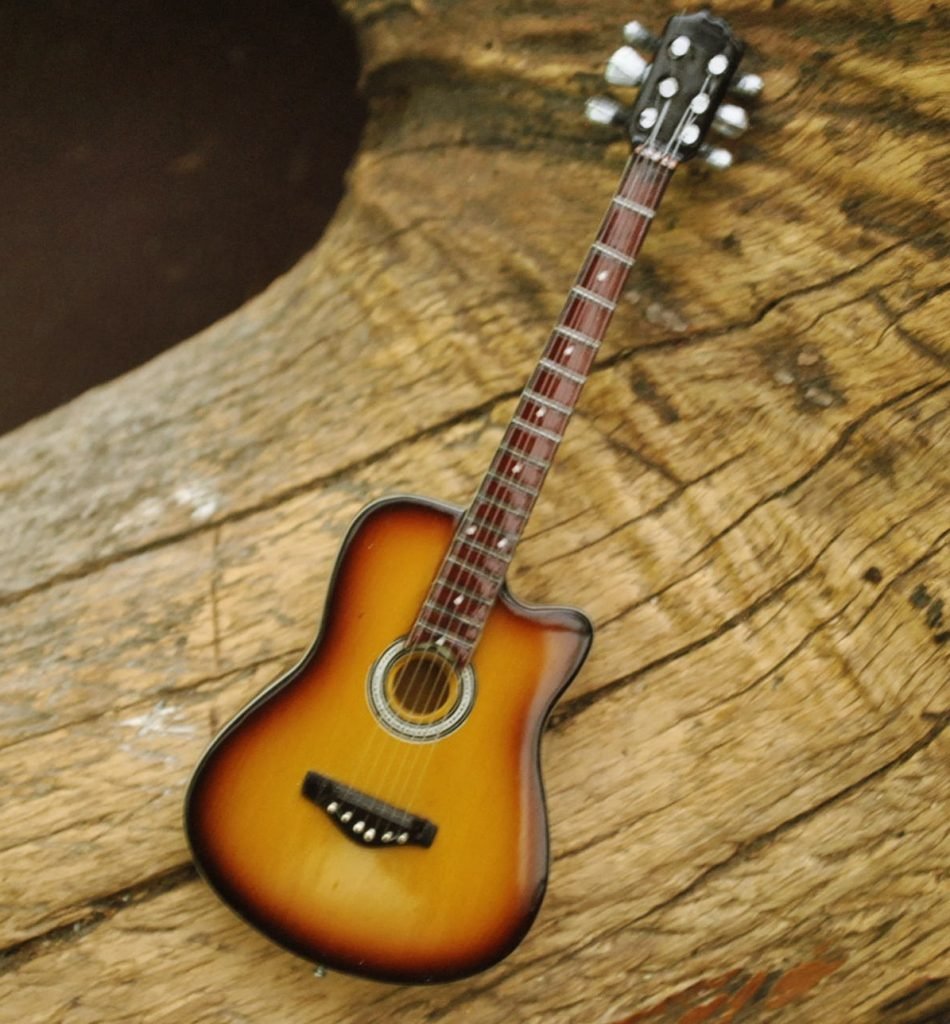 miniatur gitar akustik cutaway