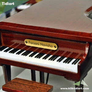 MIniatur piano coklat